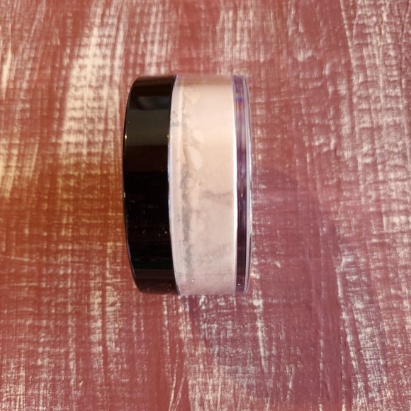 Light-to-Medium Ivory Silky Setting Powder Mary Kay - NIB - Picture 1 of 8